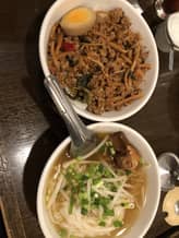 バジル炒めライス小とタイ風牛筋煮込みソバ小