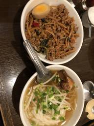 バジル炒めライス小とタイ風牛筋煮込みソバ小