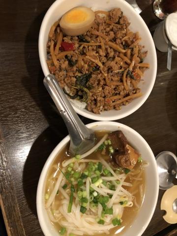バジル炒めライス小とタイ風牛筋煮込みソバ小