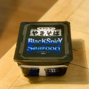 ブラックスパイシー やきそば シーフード味