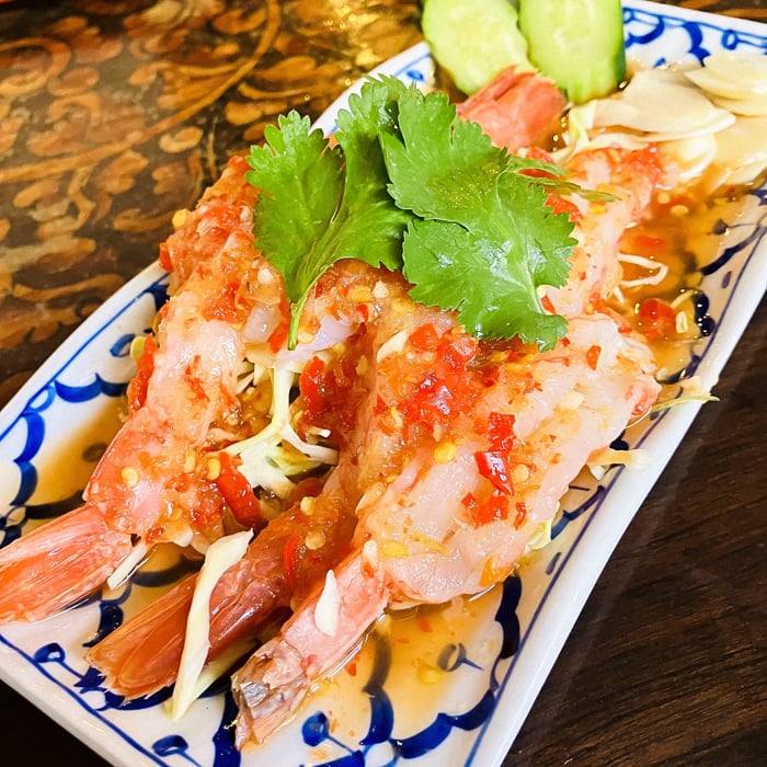 ぷりぷりの生エビに唐辛子がたっぷり