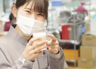 その手に握られているものは……