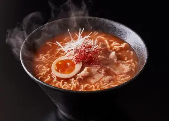半熟卵で辛さを和らげる