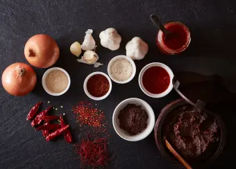 ニンニクや様々なスパイスが...