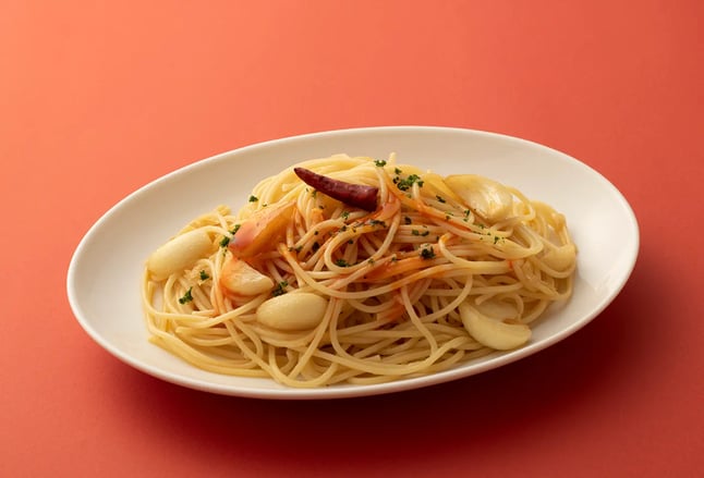 辛い液体調味料チリーズをかけたペペロンチーノ