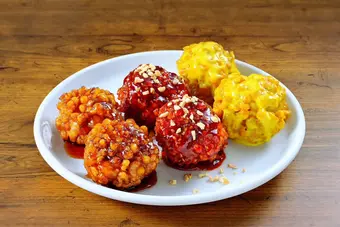 ハヌリ 新宿三丁目店の旨辛激辛料理 クリスピーチキン3種