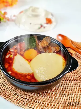 ハヌリ 新宿三丁目店の旨辛激辛料理 熟成薬念の激辛チーズスンドゥブチゲ