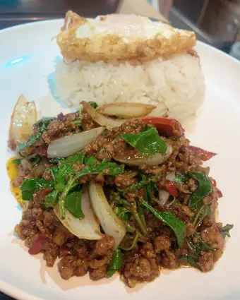 ヤワラート 新大久保の旨辛激辛料理 カレー風味のガパオライス