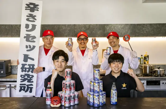 サッポロビールさんと辛さリセット研究所の協定締結式にて。<br>手前はサッポロビールの堀井さん(左)と吉田さん(右)。<br>奥は辛さリセット研究所のメンバー､森川研究員(左)､江口所長(中央)､焼山研究員(右)