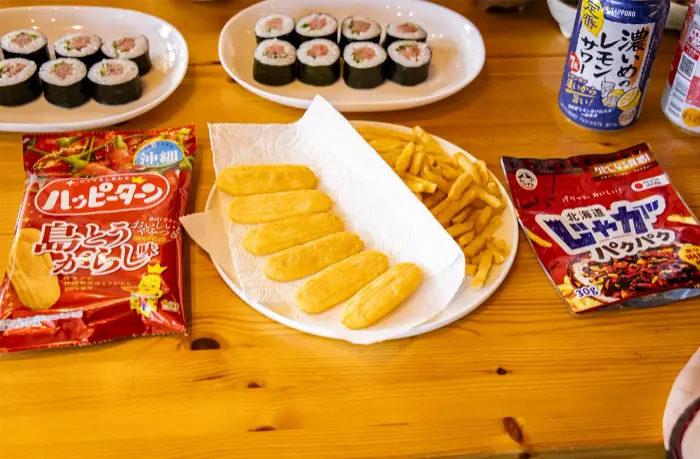 「ハッピーターン＜島とうがらし味＞」(左)と「北海道じゃがパクパク 激辛麻辣風味」(右)