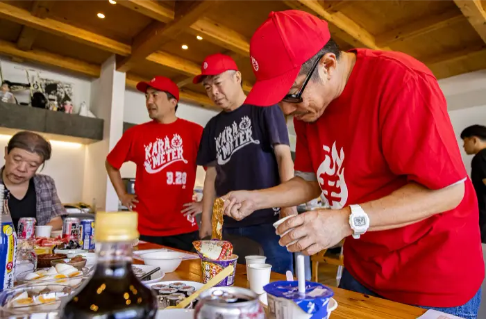 麻辣湯を食べる辛メーター研究員