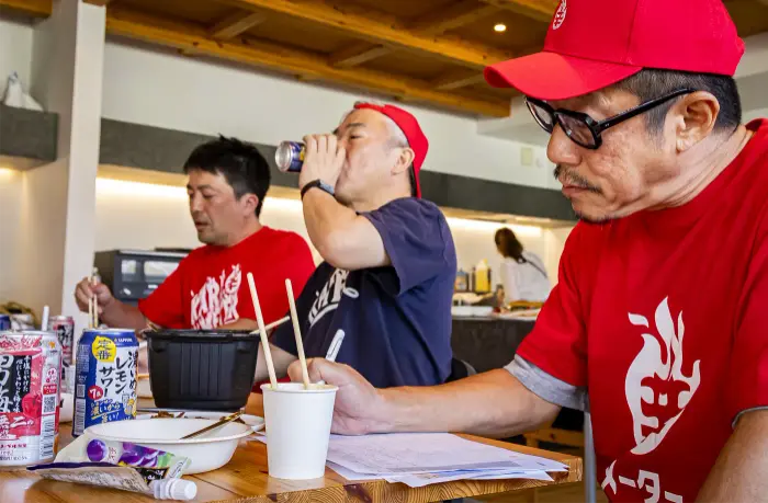 研究に勤しむメンバーたち。辛さの蓄積が確実に効いてきた模様