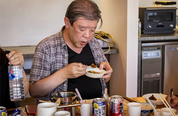 「18禁カレー」を食べ進める川口さん。すばらしき激辛愛！！