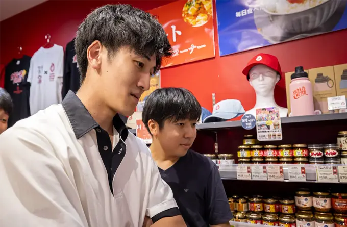 サッポロビールの堀井さん(手前)と吉田さん(奥)もうなるほどの品ぞろえ！