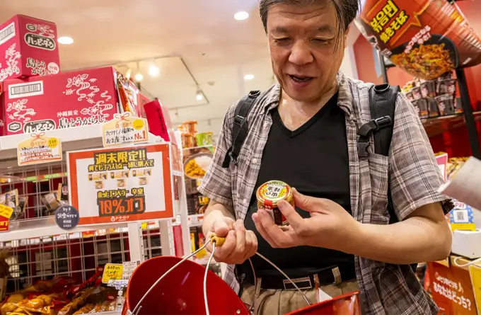 初めて見る商品を発見してうれしそうな川口さん