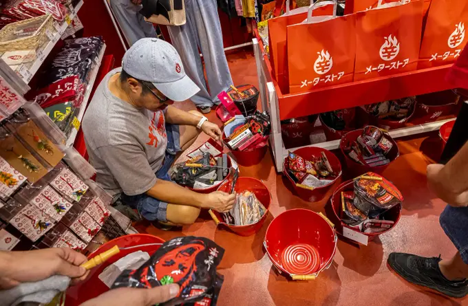 実験で使う商品を選定する江口所長