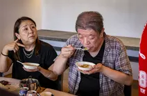 辛さリセット研究中の川口さんと三枝さん