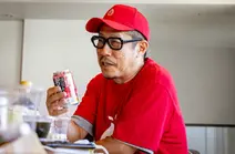 男梅サワーを片手に話す江口所長