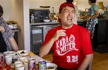 辛さに絶叫する焼山研究員