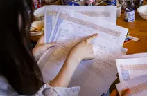 レポート用紙を確認中の水輝乃さん