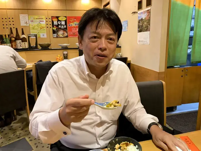 ３口で汗だくなり､しゃっくりを連発する磯野勝さんは現在､京都府議会議員だ