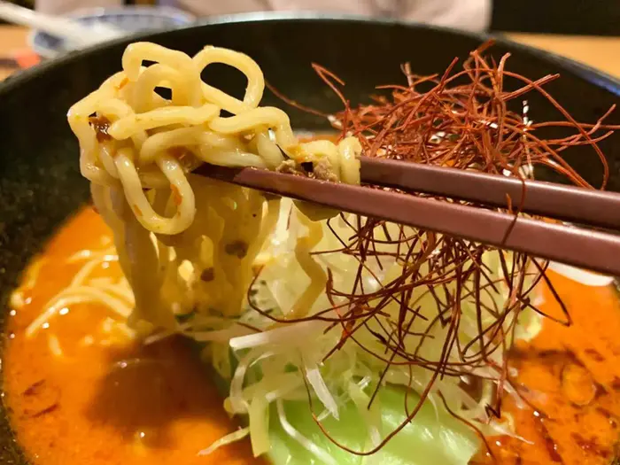 中太ちぢれ麵はもっちり､シコシコとかみごたえがある