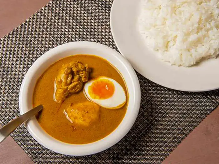 10種類以上のスパイスを独自配合。ココナッツミルクのエスニックな甘さにふんわりした直後、ガツンとした刺激が立ち上がってくる。