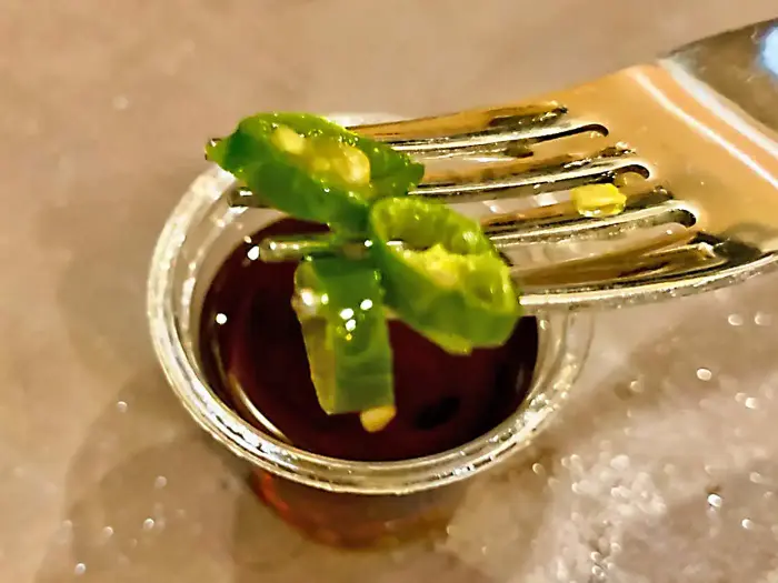 「山椒は小粒でピリリと辛い」と言うが、青唐辛子も少量ですごい仕事をしてくれる。