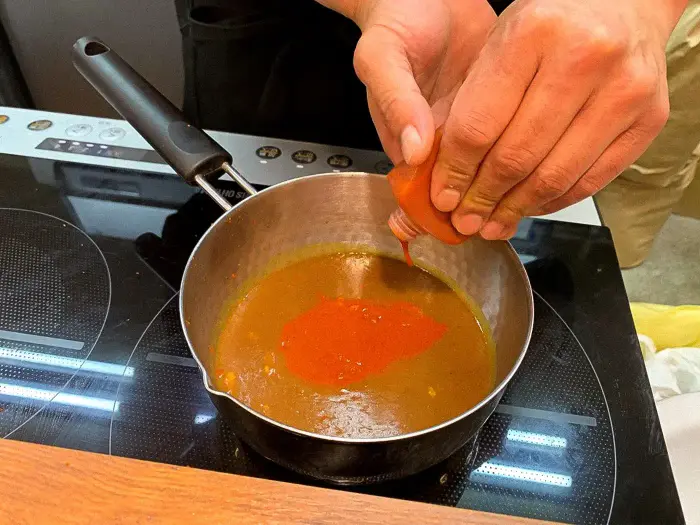 明太子｢辛皇｣の調味液であるホットエンペラーソース。これが旨辛の背骨になる｡