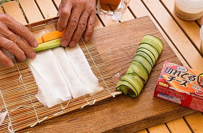 キュウリを超薄切りにして巻き簀に