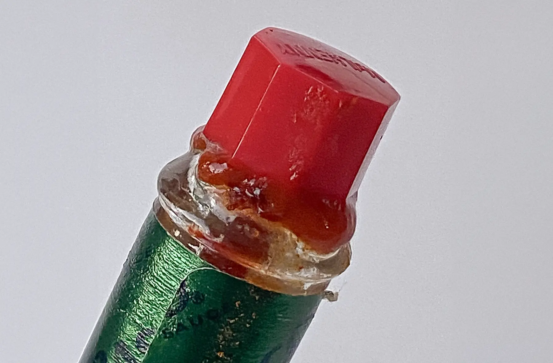 タバスコのフタは、両手で開けなければならない