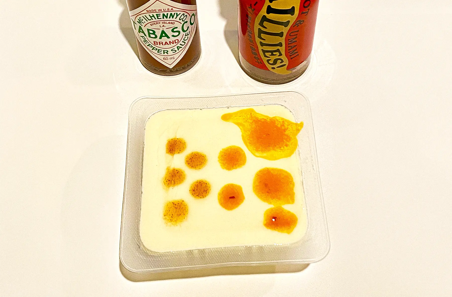 冷やっこにタバスコとチリーズを