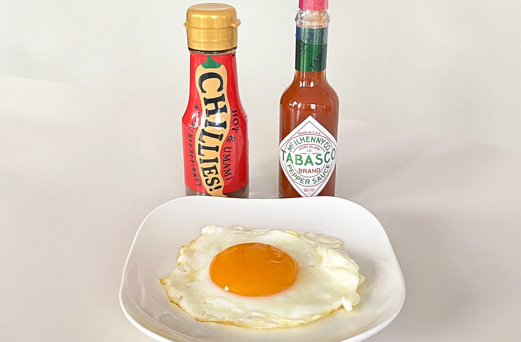 目玉焼きとチリーズ、タバスコ
