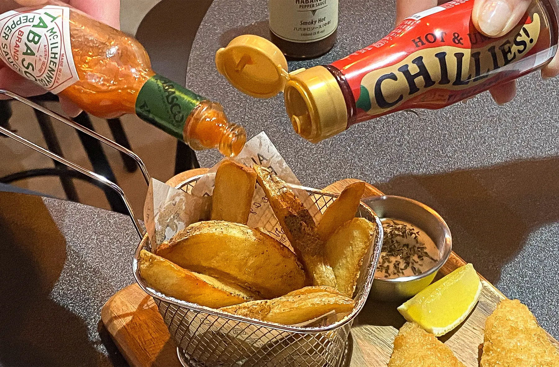 フライドポテトにタバスコとチリーズを