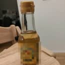 こちらを見て微笑んでいる