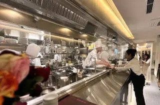陳家私菜 銀座店の広いオープンキッチン