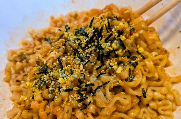 のりたまをトッピングしたカルボブルダック炒め麺