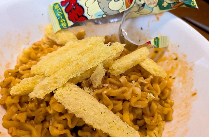 うまい棒をトッピングしたクリームカルボブルダック炒め麺