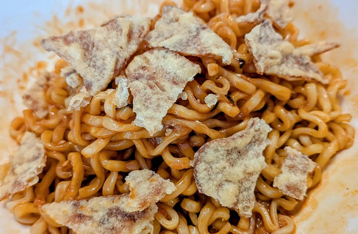 イカフライをトッピングしたチーズブルダック炒め麺