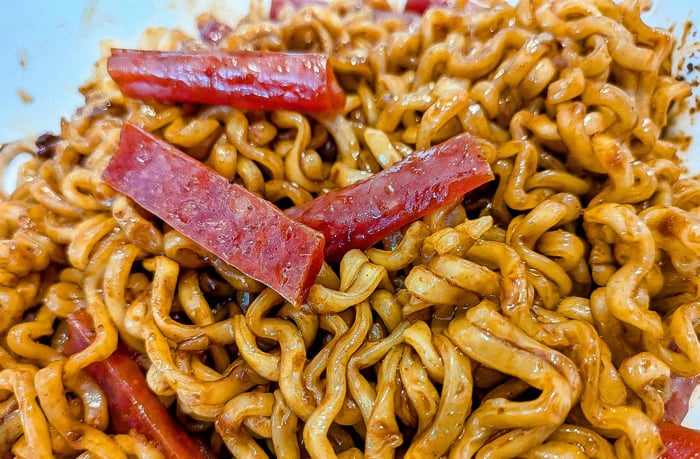 カルパスをトッピングしたジャジャンブルダック炒め麺