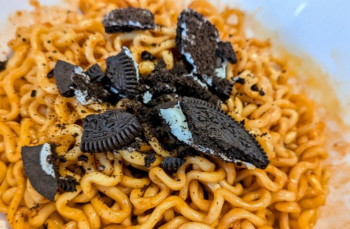 オレオをトッピングしたオリジナルブルダック炒め麺