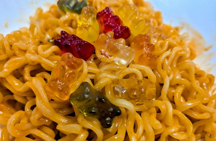 ハリボーゴールドベアをトッピングしたロゼブルダック炒め麺