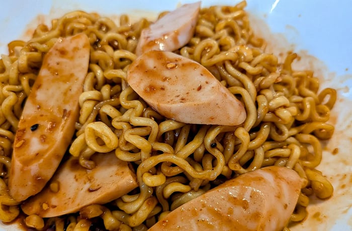 おさかなのソーセージをトッピングしたヤンニョムチキン味ブルダック炒め麺