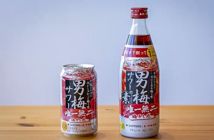 「男梅サワー」(左・缶350ml)、「男梅サワーの素」(右・500mlびん)