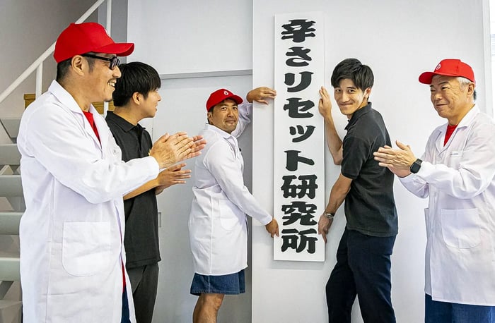 看板を設置するサッポロビール堀井さん(右)と焼山研究員(左)