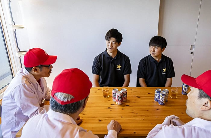 インタビューの様子。右奥が吉田さん、左奥が堀井さん