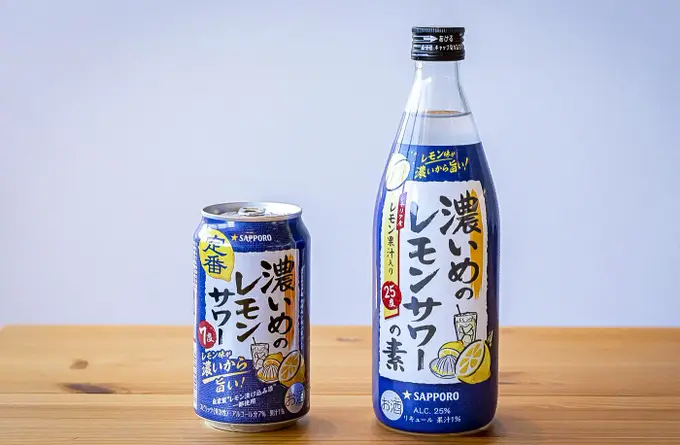 「濃いめのレモンサワー」(左・缶350ml)、「濃いめのレモンサワーの素」(右・500mlびん)