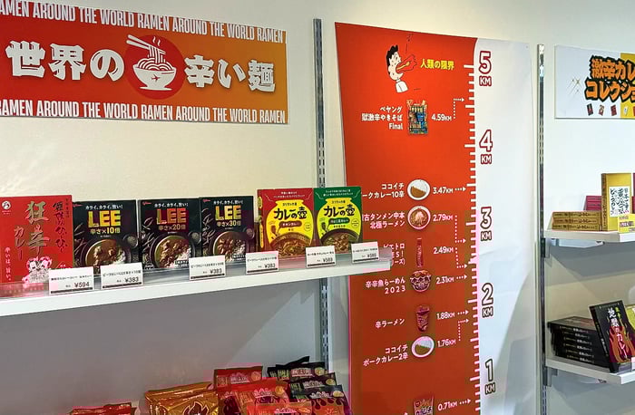 店内には旨辛から激辛がいっぱい！